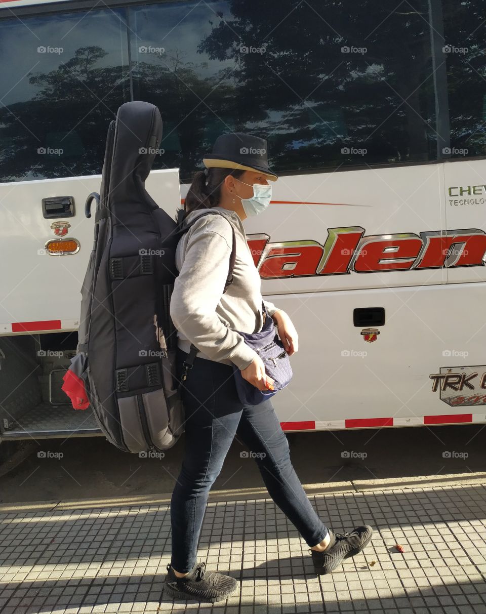 Caminando con instrumento musical.