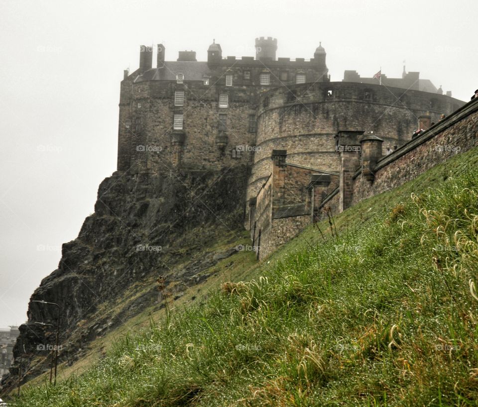 Le château d'edimbourg dans le brouillard