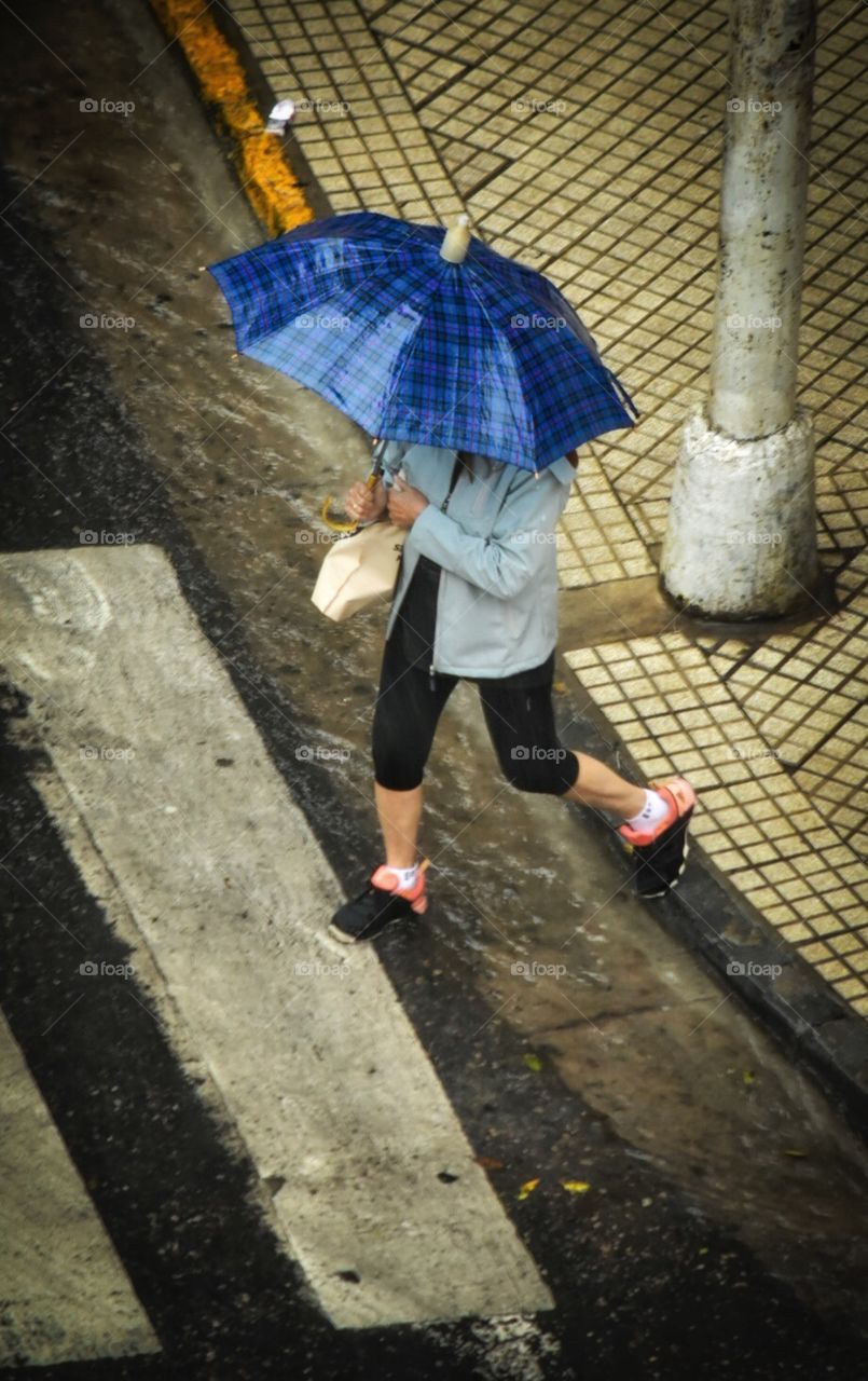 Los días de lluvia tienen ese lindo noséqué para fotografiar a los peatones apurados por no mojarse en la jungla de la ciudad 