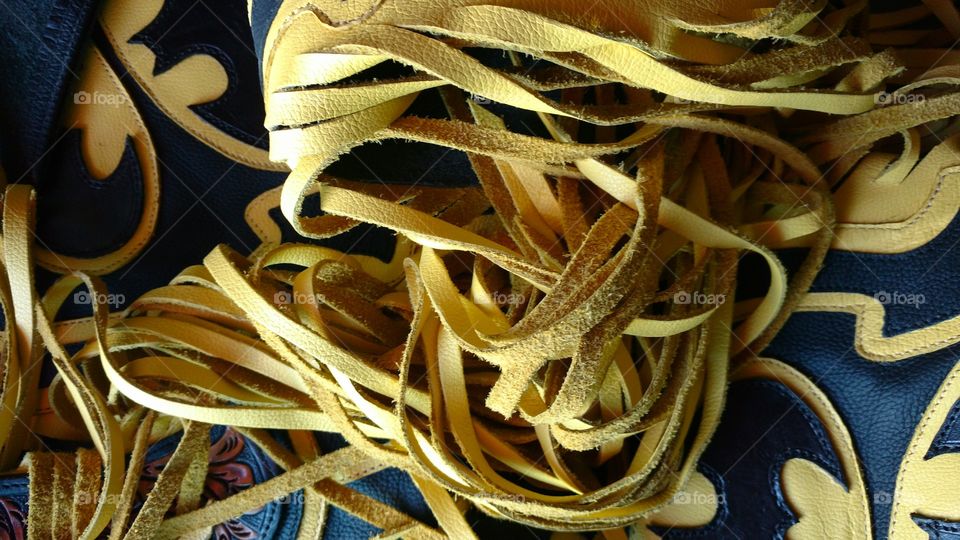 Franja com fitas de couro legítimo bovino.