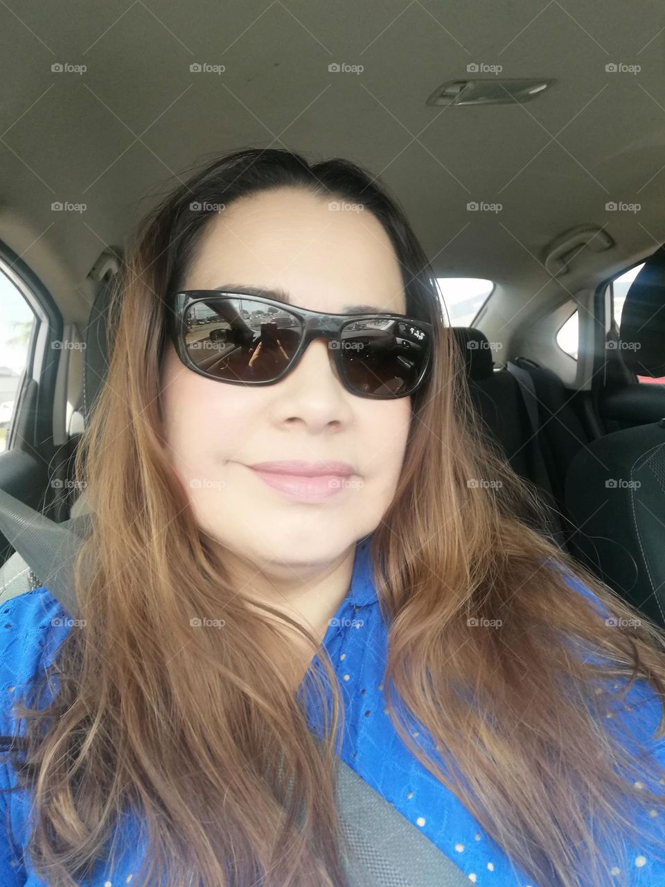 Mujer con lentes de sol