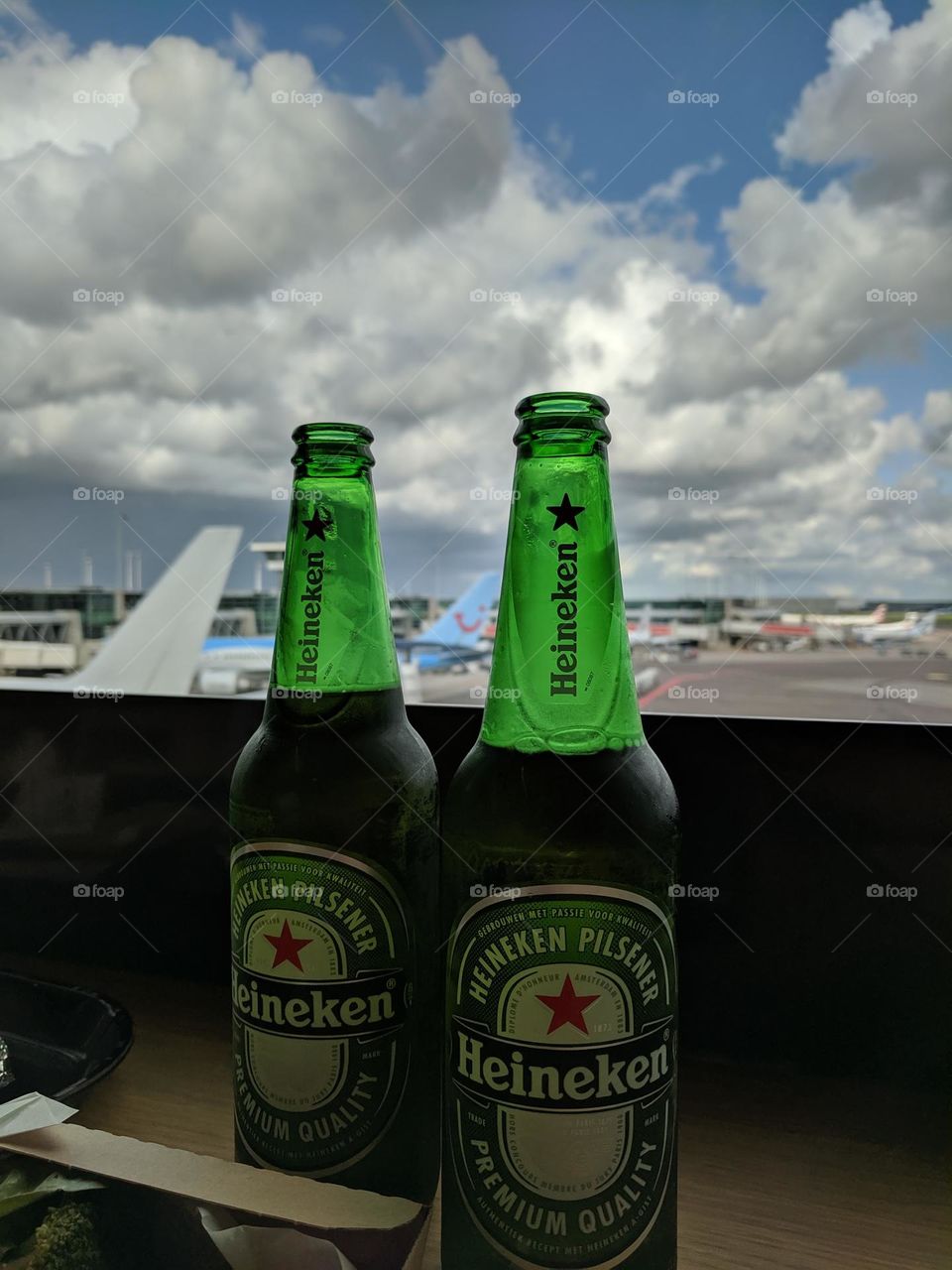 Waiting at Schiphol airport for our flight, perfect moment for a refreshing Heineken as a good start for the holiday.