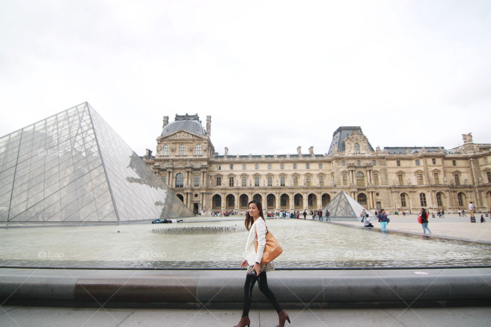 girl at louvre