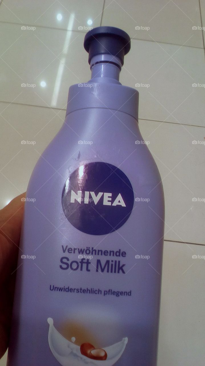 Nivea Soft Milk