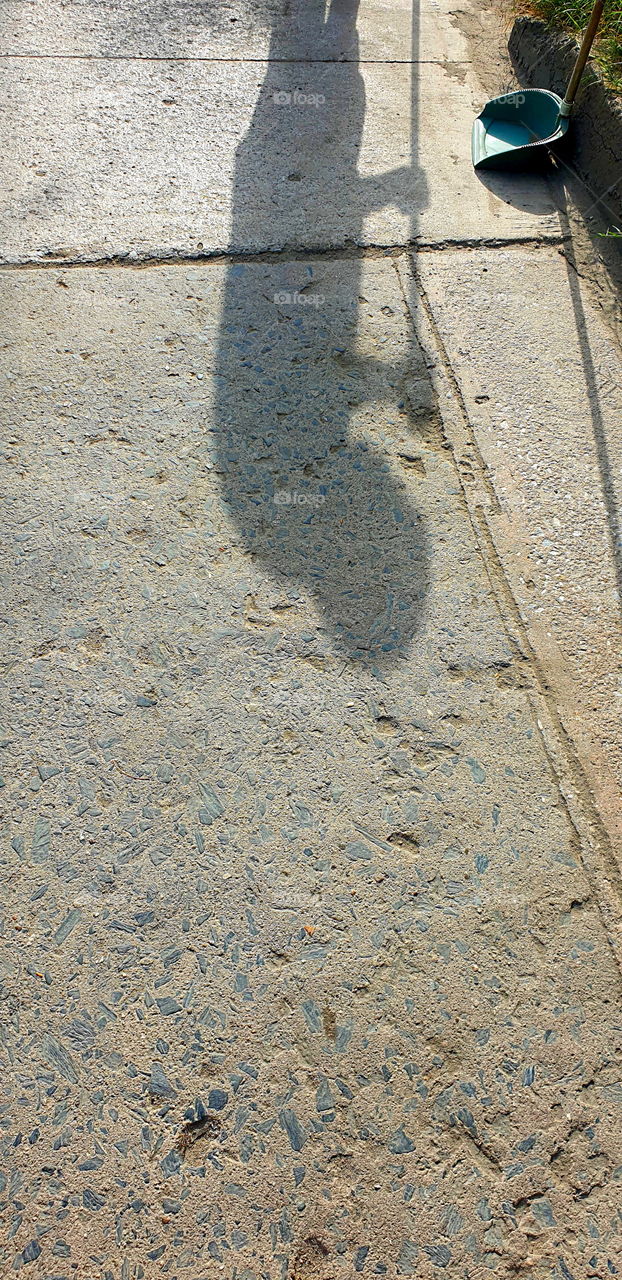 shadow who sweep the street