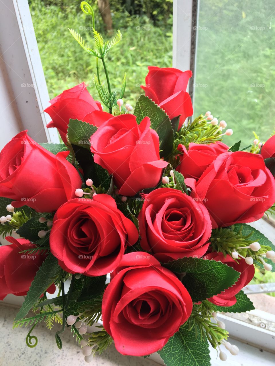 Red roses on the vase