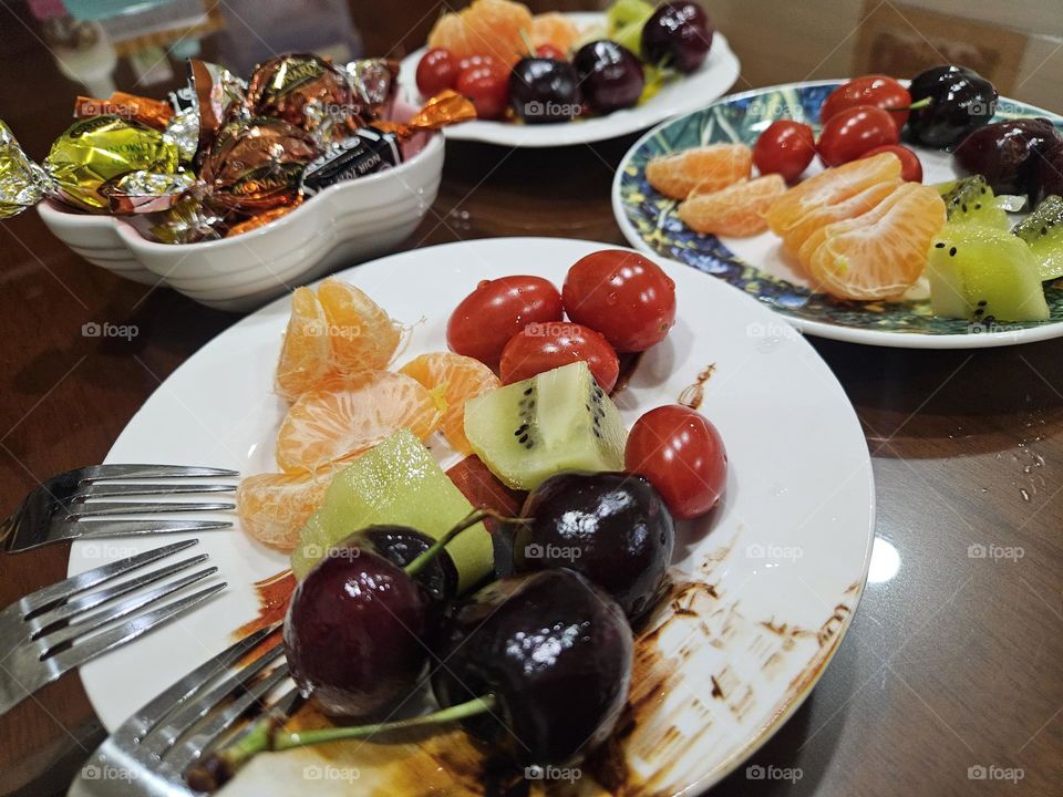 Colorful fruit cutting plate