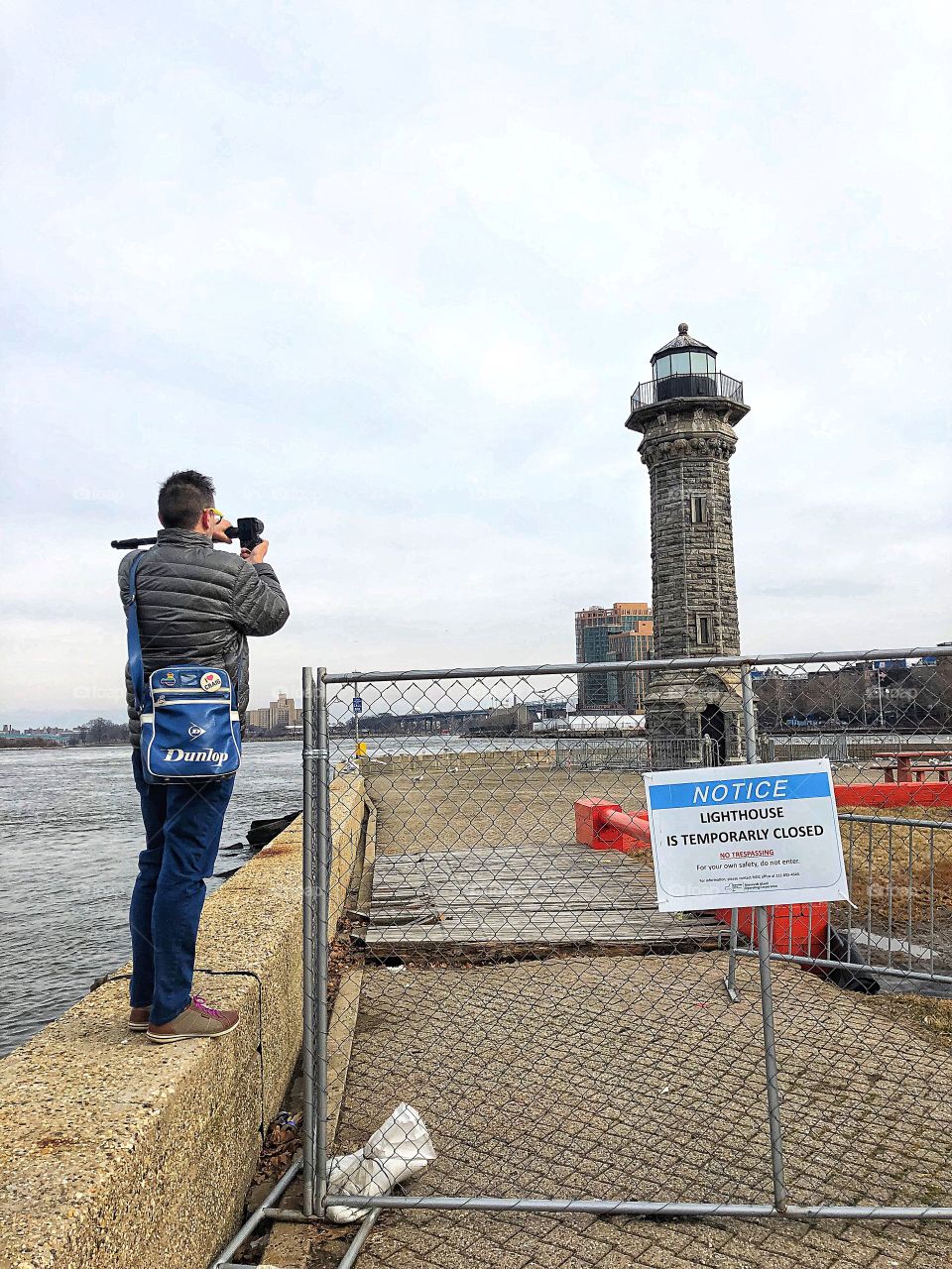 Standing on the seawall taking a picture of Roosevelt Island Lighthouse 