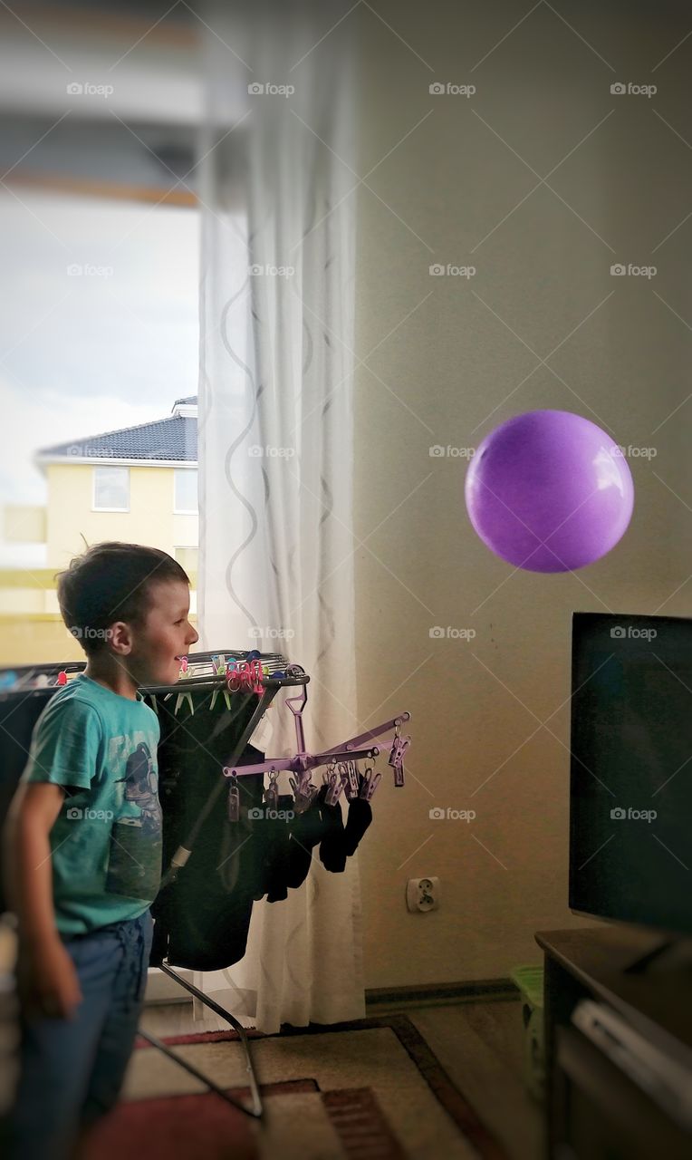 Boy fascinated ballon
