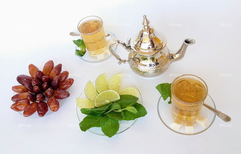 Mint green tea with lime and dates🍋🌿 Moroccan style🍋🌿 Great drink during hot weather☀️🍋🌿
