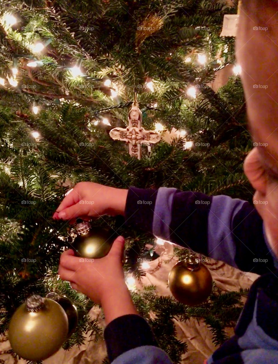 Decorating the Christmas tree 
