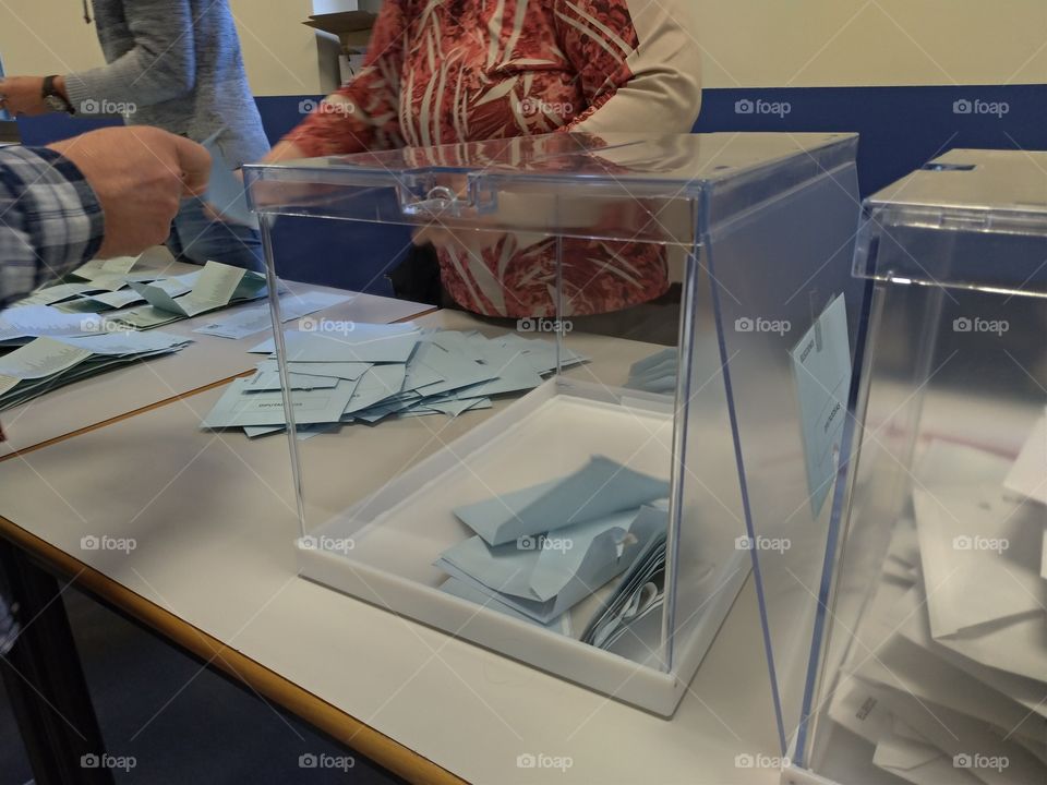 Contando los votos de las urnas tras la votación