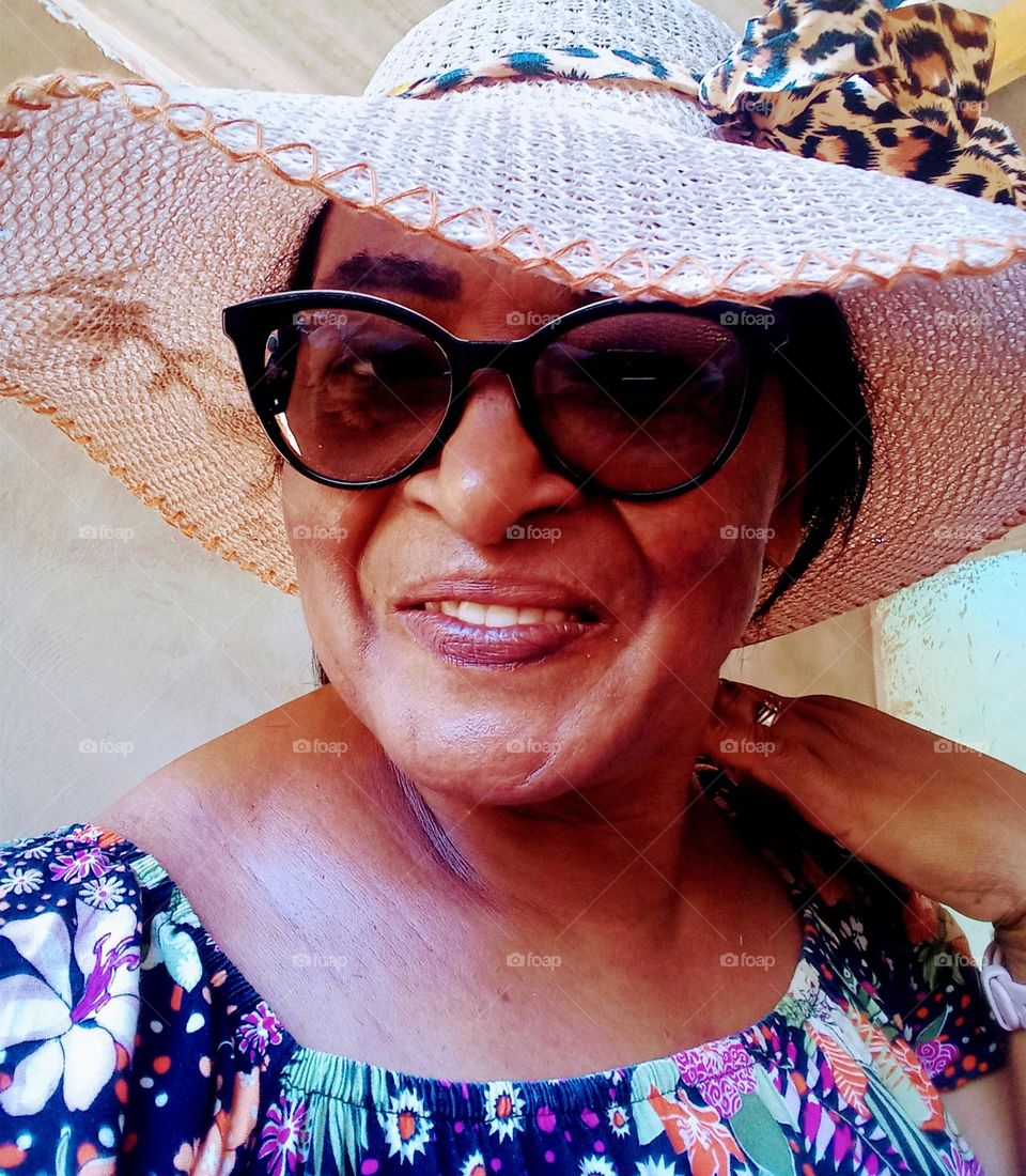 Selfie times  senhora curtindo a beleza da vida tirando selfies