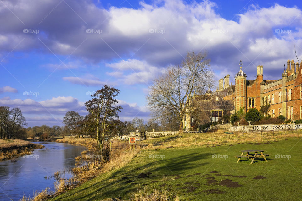 Stately home . River 