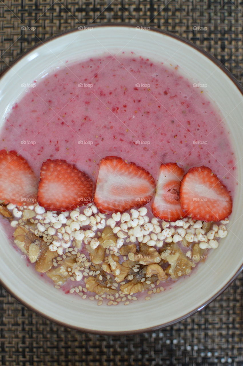 Strawberry smoothie bowl 