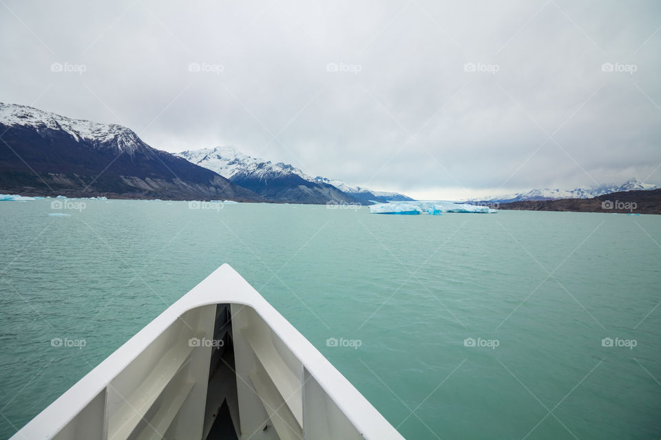 sailing betwen icebergs