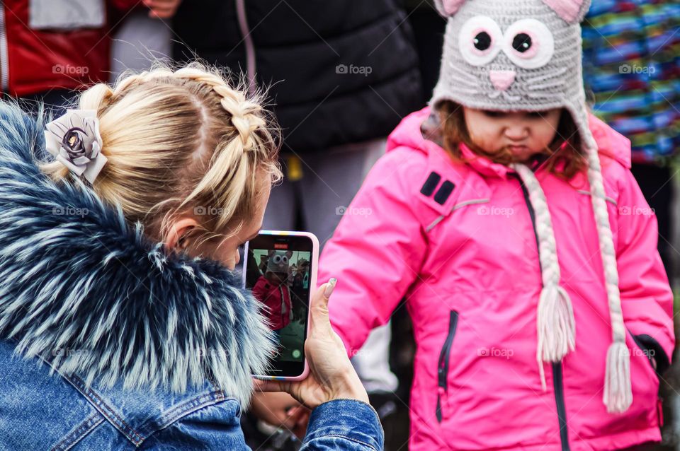 The child has an aversion to photography, does not want to be photographed