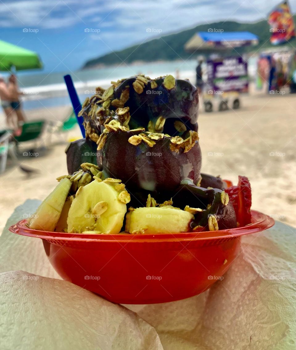 🇺🇸 It's summer here in Brazil. A good suggestion to refresh yourself is to eat açaí, this local fruit, accompanied by a banana. / 🇧🇷 Estamos no verão brasileiro. E uma boa sugestão p/ se refrescar é comer açaí, essa fruta local, acompanhada de banana.