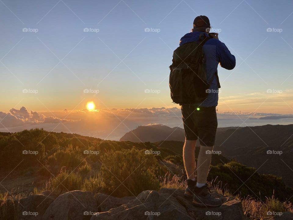 Fotographer takes pictures of the morning sun