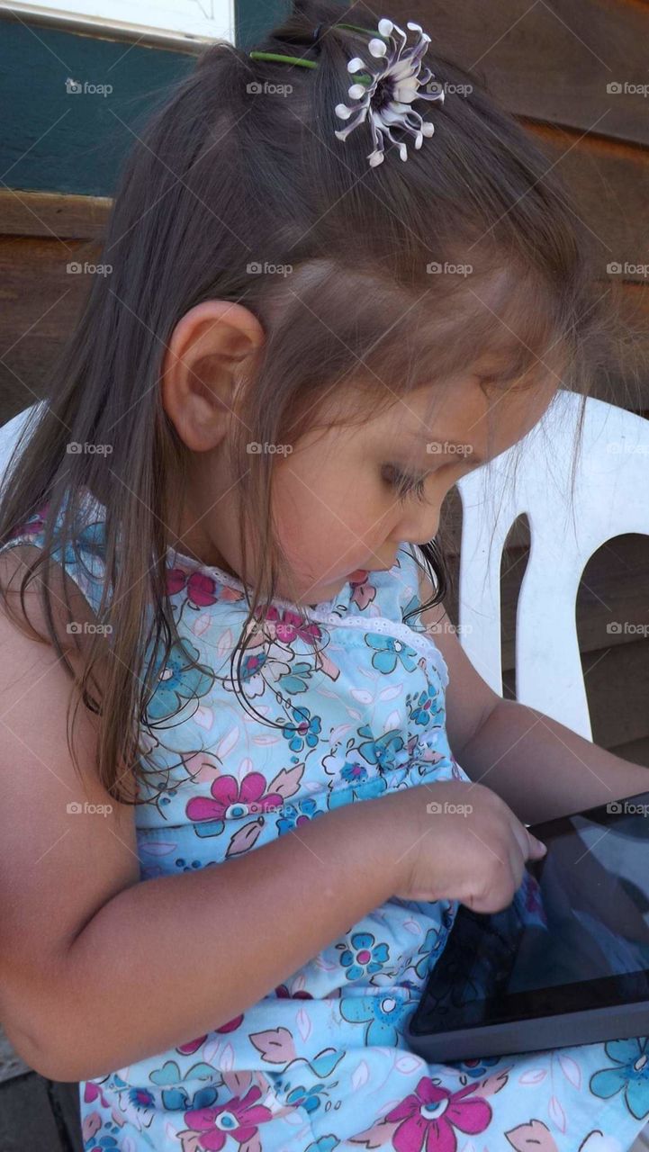 child using kindle