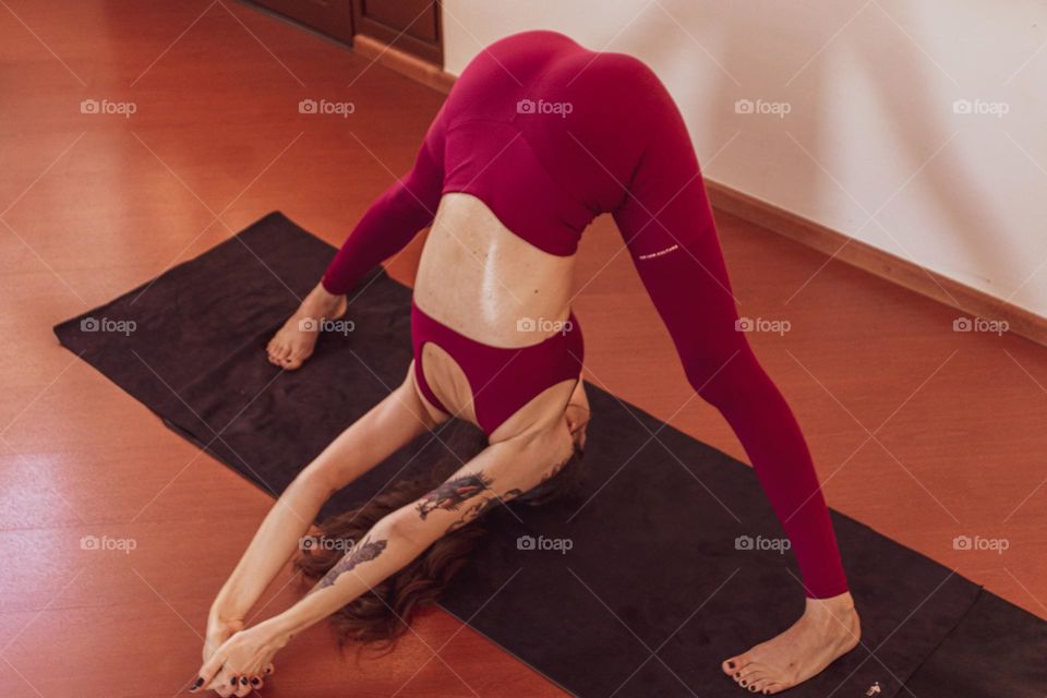 garota realizando pratica de yoga.
