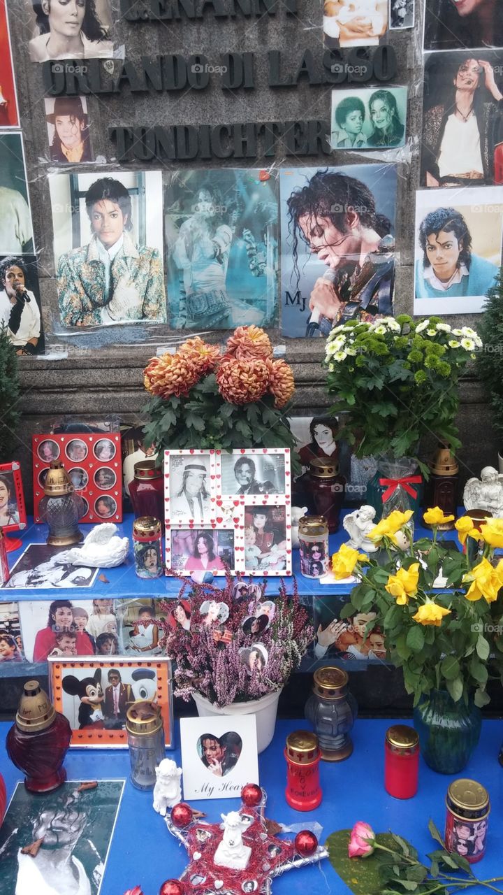 Solemn monument of Michael Jackson in Munich, Germany, including pictures and fresh flowers!