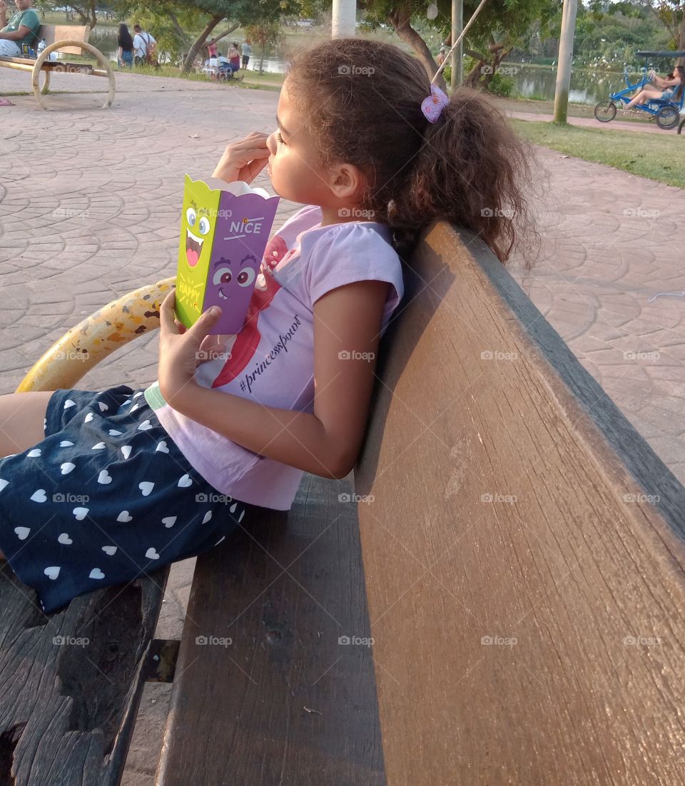 Criança comendo pipoca