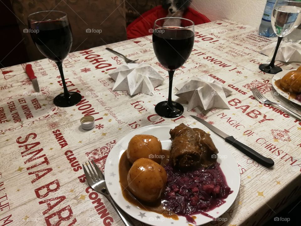 Beef roulades, potato dumplings, apple red cabbage. A glass of red wine with it. Christmas can come.