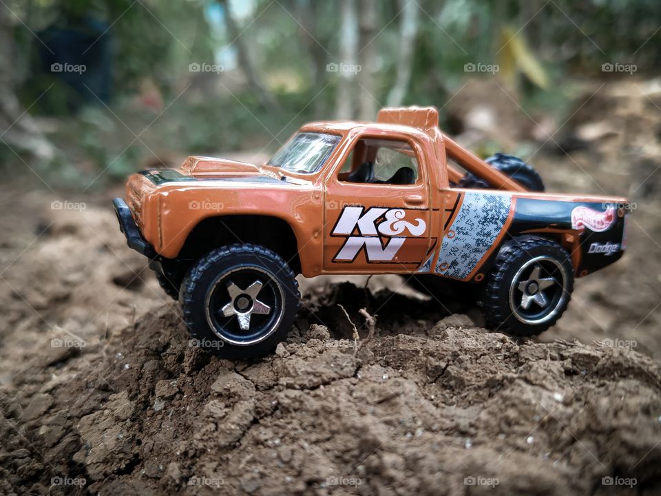 An '87 Dodge D100 mini truck is on an adventure in badlands. Diecast photography using hotwheels products. It's beautiful, isn't it? What do you think? Write on the coments form.