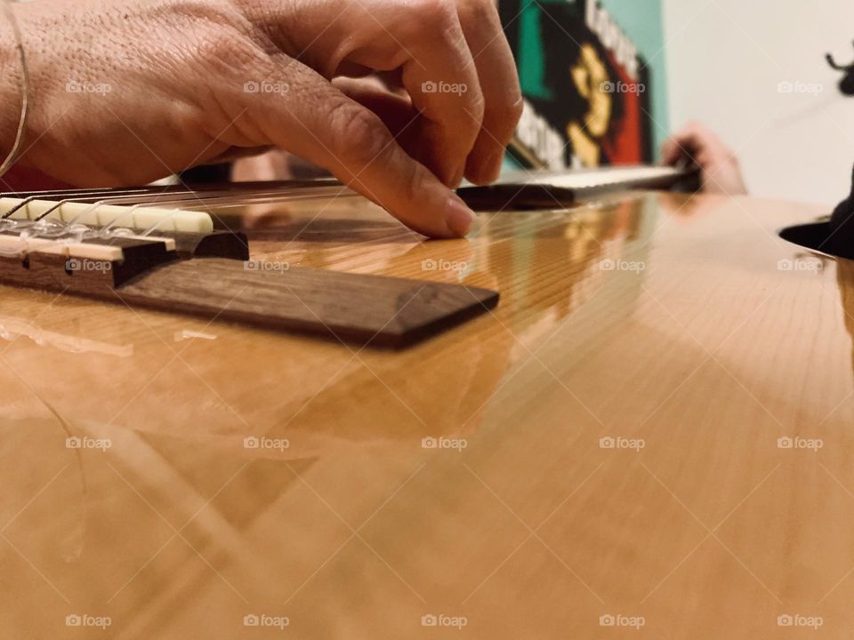 Playing guitar with reflection 