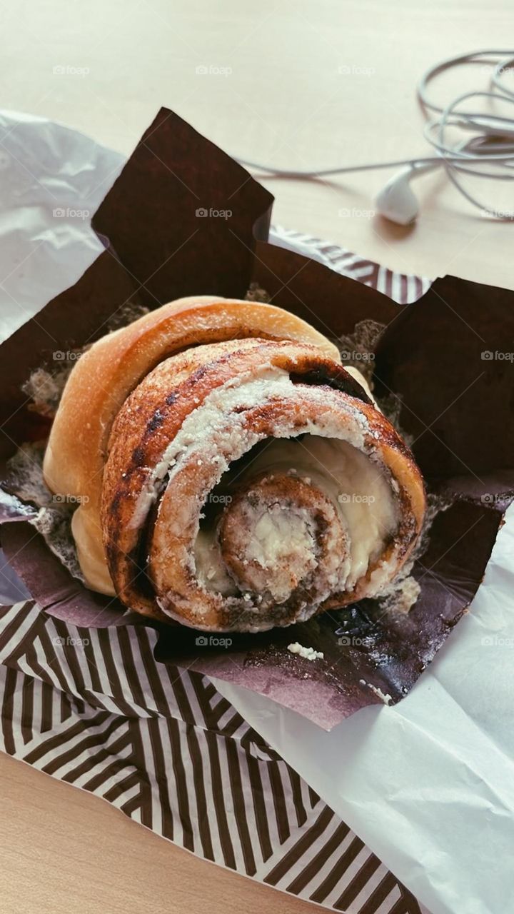 Breakfast time! A delicious cinnamon roll😋