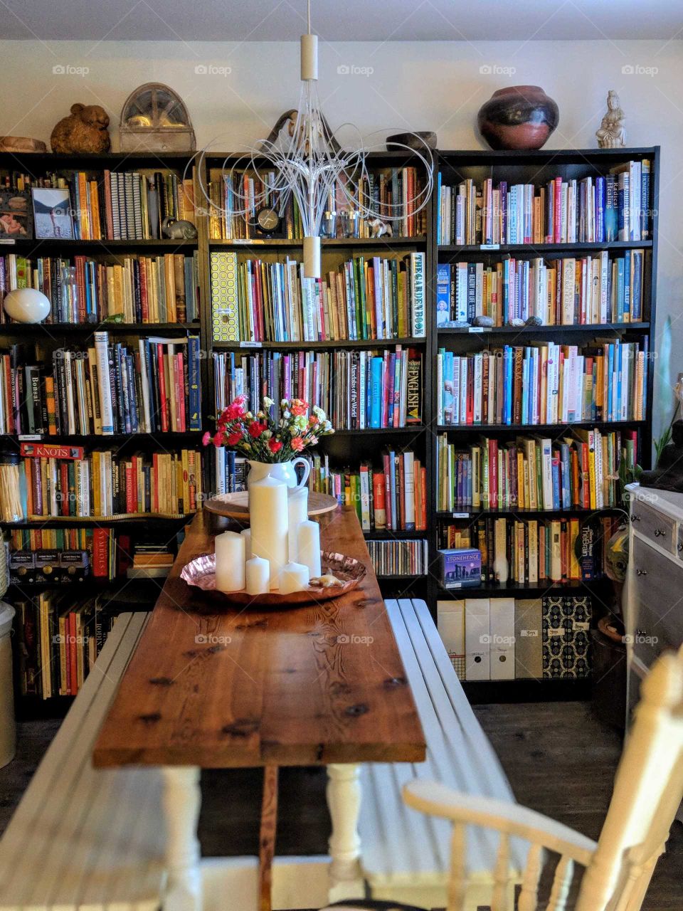 Bohemian decor. Eclectic interior design. Reading space. Hygge. Cozy kitchen. witch's kitchen. Eccentrics library.