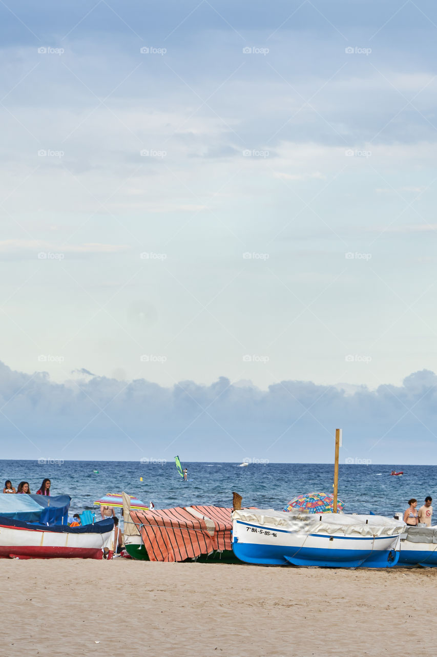 Amenaza de tormenta en un soleado día de playa. 