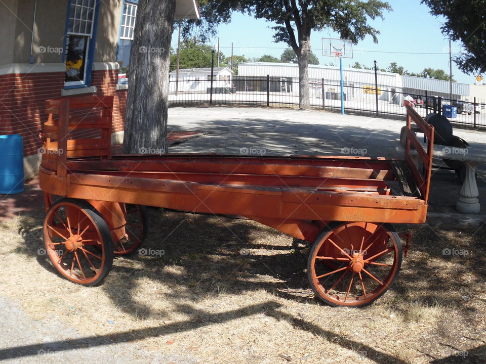 old hay wagon. This is a picture of a hay wagon used for hay rides. 👣 🚶 🏃 🔥 💨