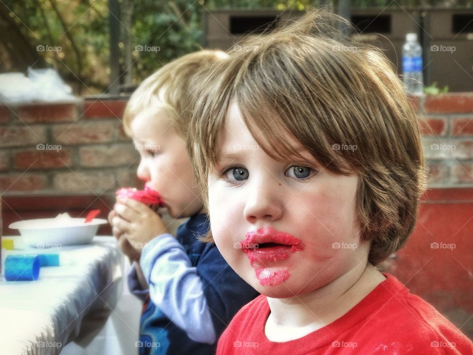 Young boys eating cupcakes