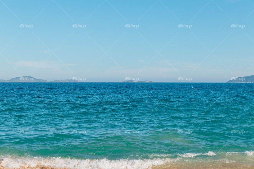 Praia com paisagem linda e fantástica no Brasil, na região do Lagos no Rio de Janeiro, em Búzios. Uma ilha incrível de conhecer!