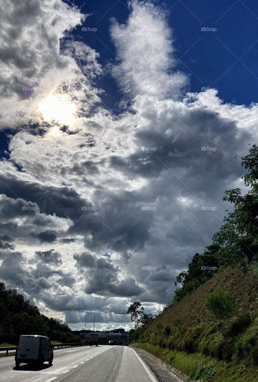 Na divisa de Jarinu com Atibaia, as nuvens escuras tentam, sem sucesso, esconder o sol.

Não sei se vai chover. Mas que o céu está bonito, ô se está!