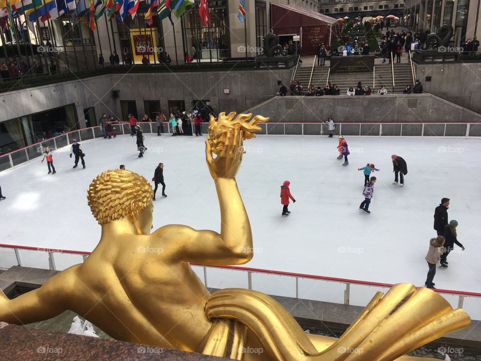 Rockefeller ice skating statue