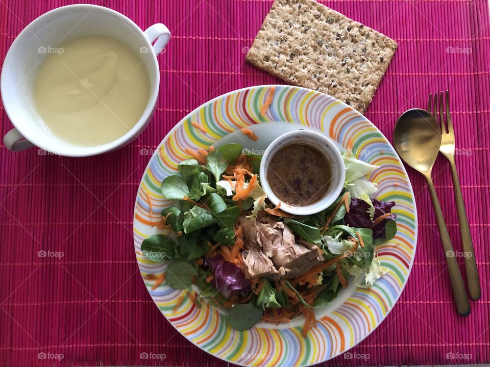 Ensalada con atun y crema de patata