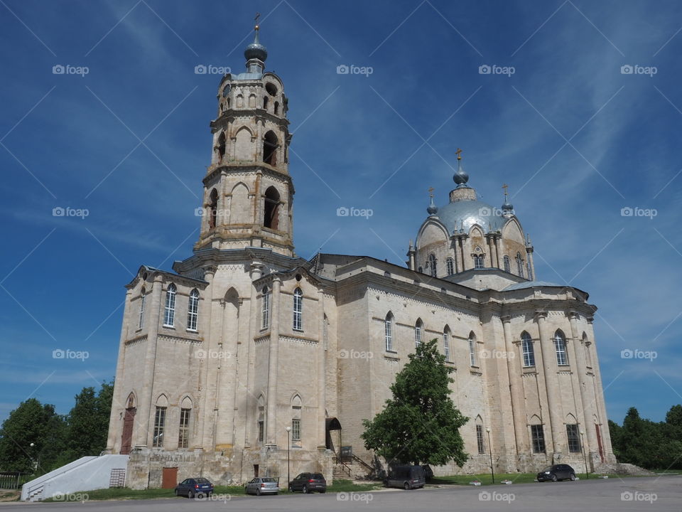 The Church of the Life-Giving Trinity is a white-stone Orthodox church in the village of Gus-Zhelezniy, Ryazan region, built in a pseudo-gothic style with a rare for Russia style with elements of baroque and classicism. Собор Гусь-Железный.