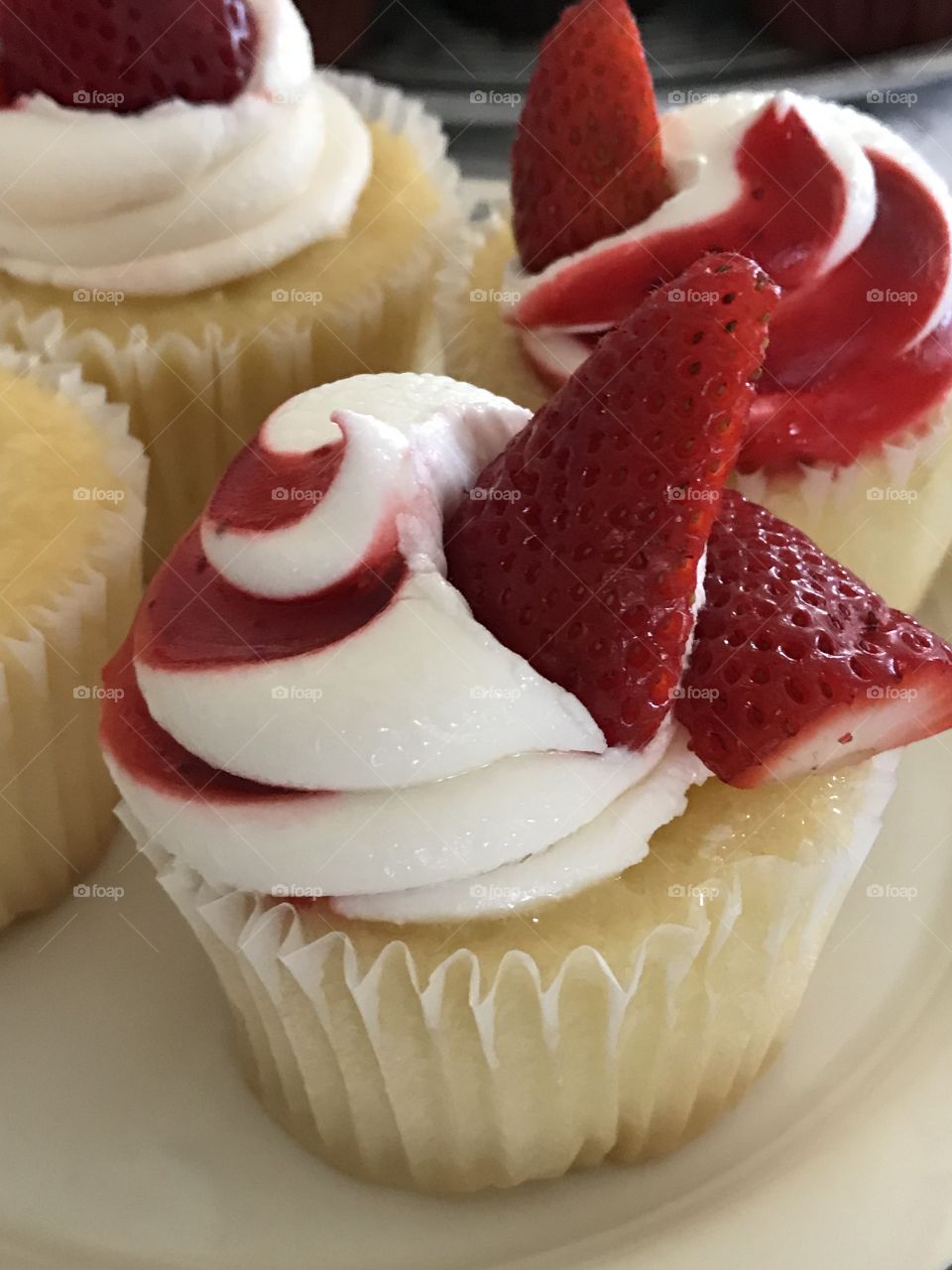 Vanilla and strawberry cupcakes 
