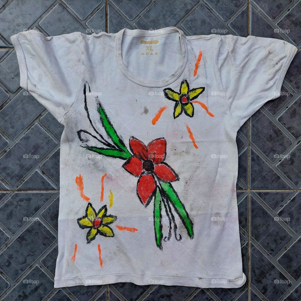 Kindergarten children learn to color on t-shirts