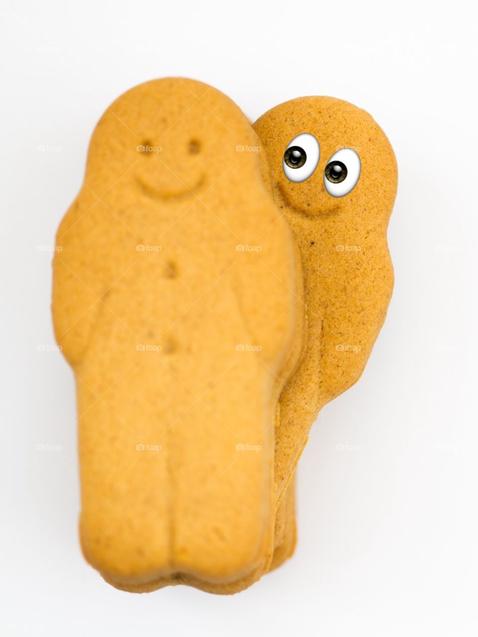 Smiling gingerbread men looking over a shoulder.