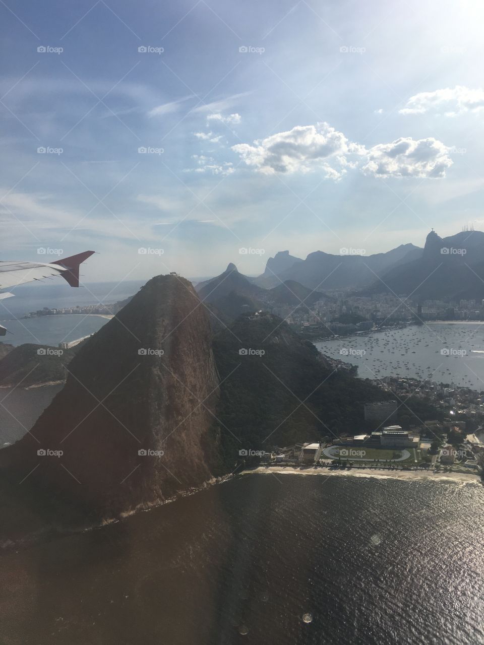 Vista de dentro do avião sobrevoando o rio de janeiro.