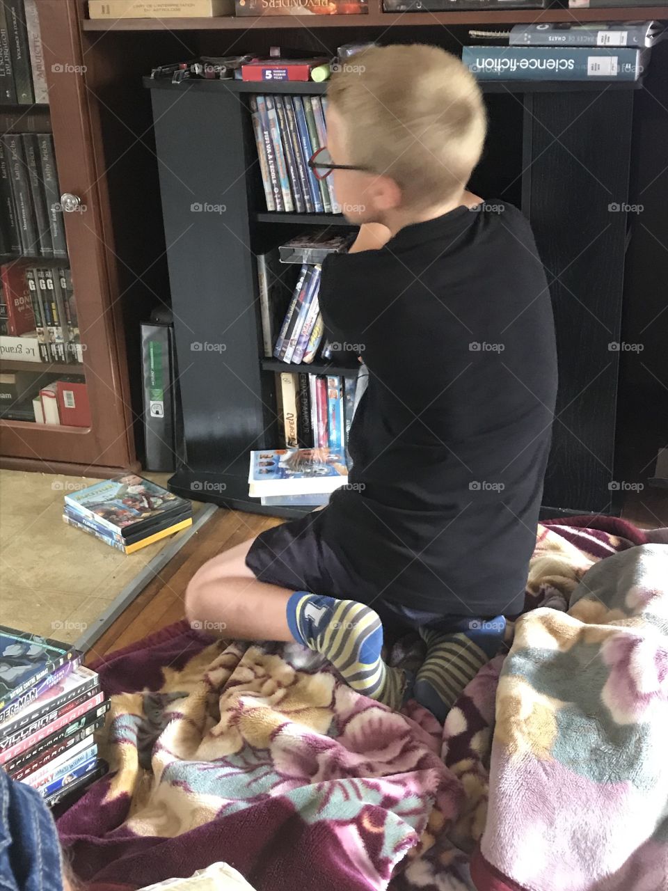 Enfant qui range les DVD