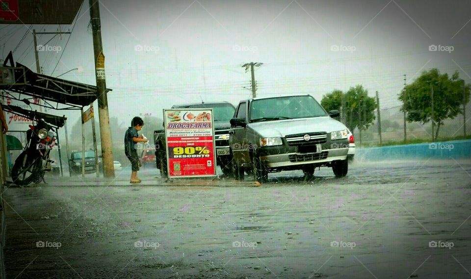 Menino na chuva.