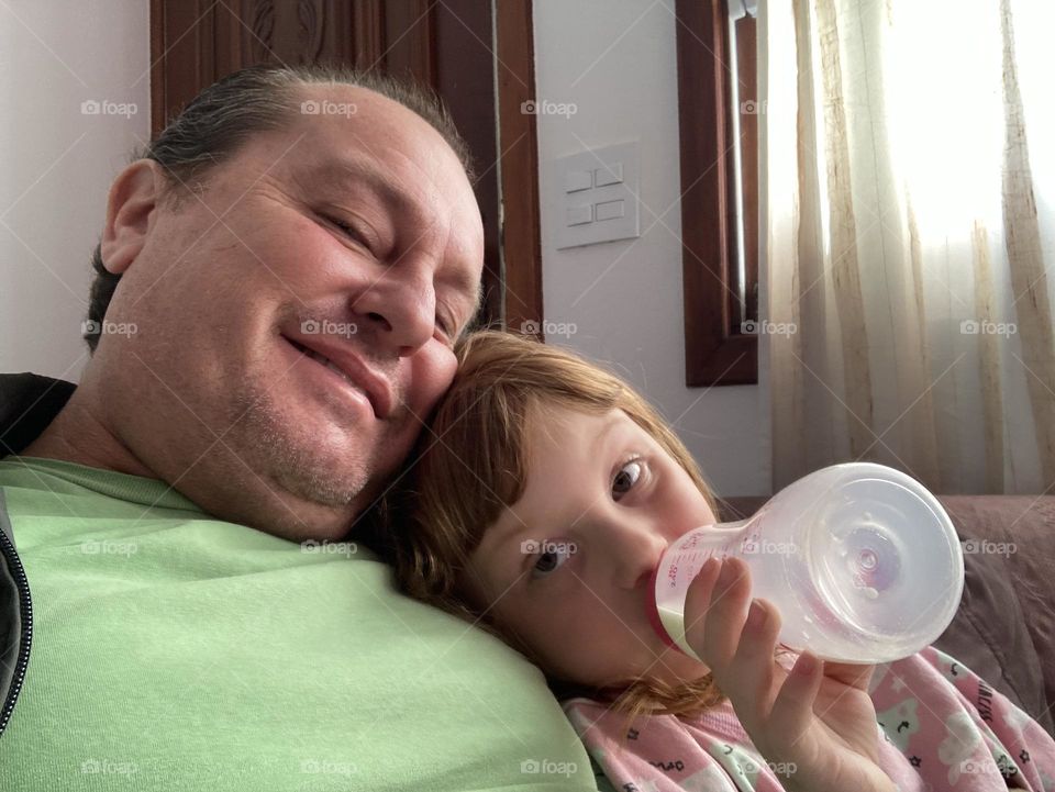 Someone is enjoying a lazy morning. I could, with that delicious bottle… Sunday is for family! / Alguém está curtindo uma manhã preguiçosa. Pudera, com essa mamadeira gostosa… Domingo é para passar em família!