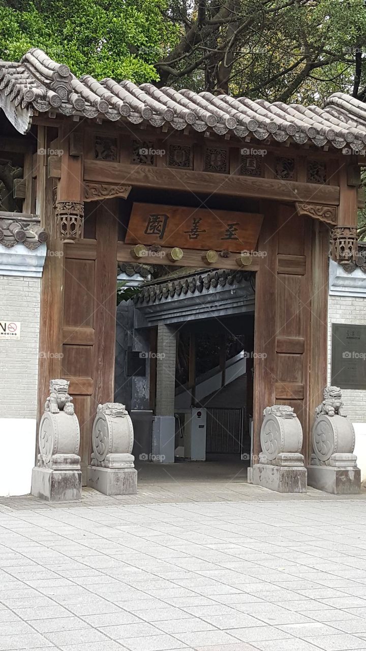 Zhishan Garden were completed in 1985 and feature Song and Ming architecture and gardens, incorporating the elements of fengshui.