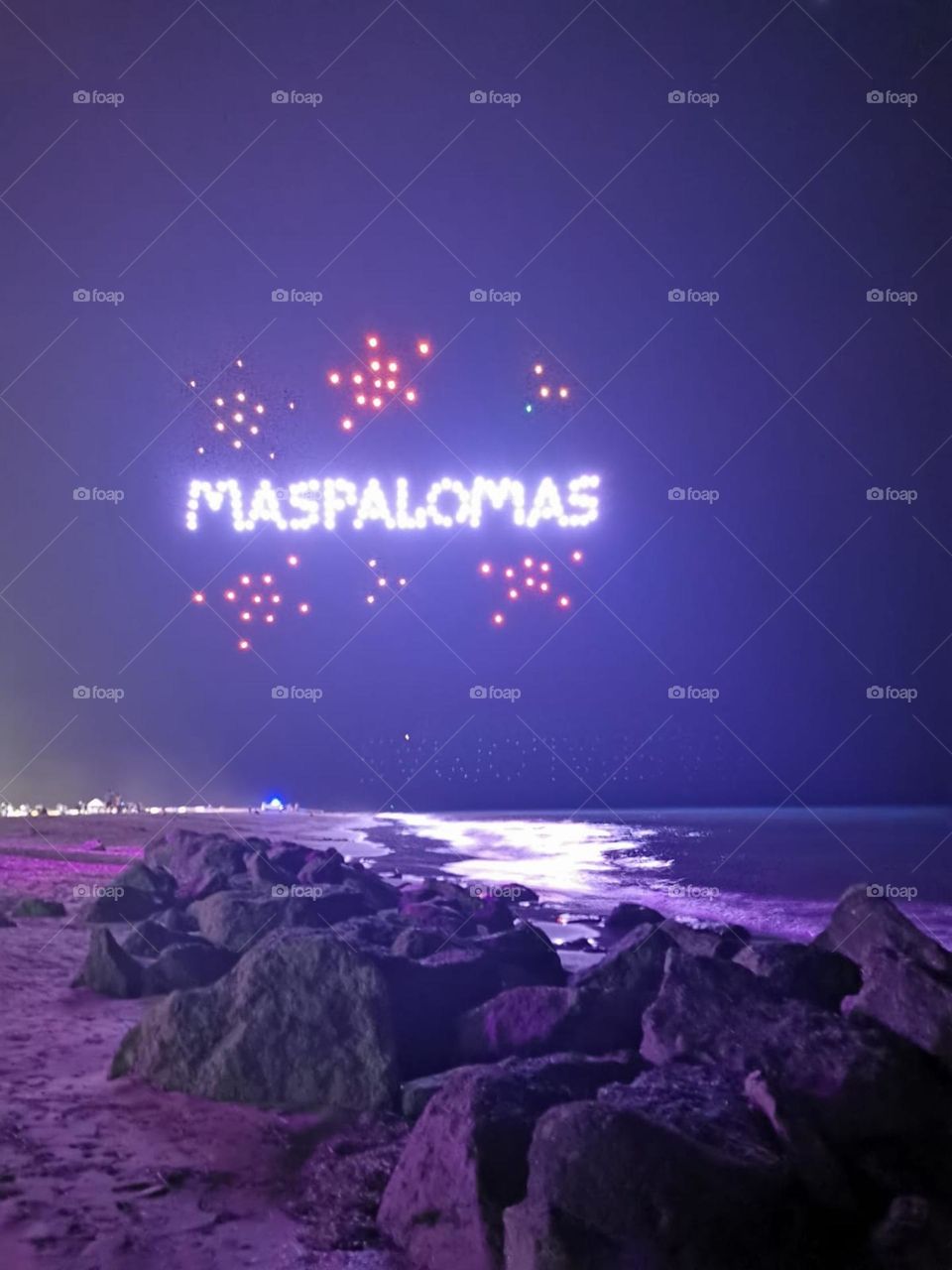 Maspalomas escrito en el cielo con drones color magenta