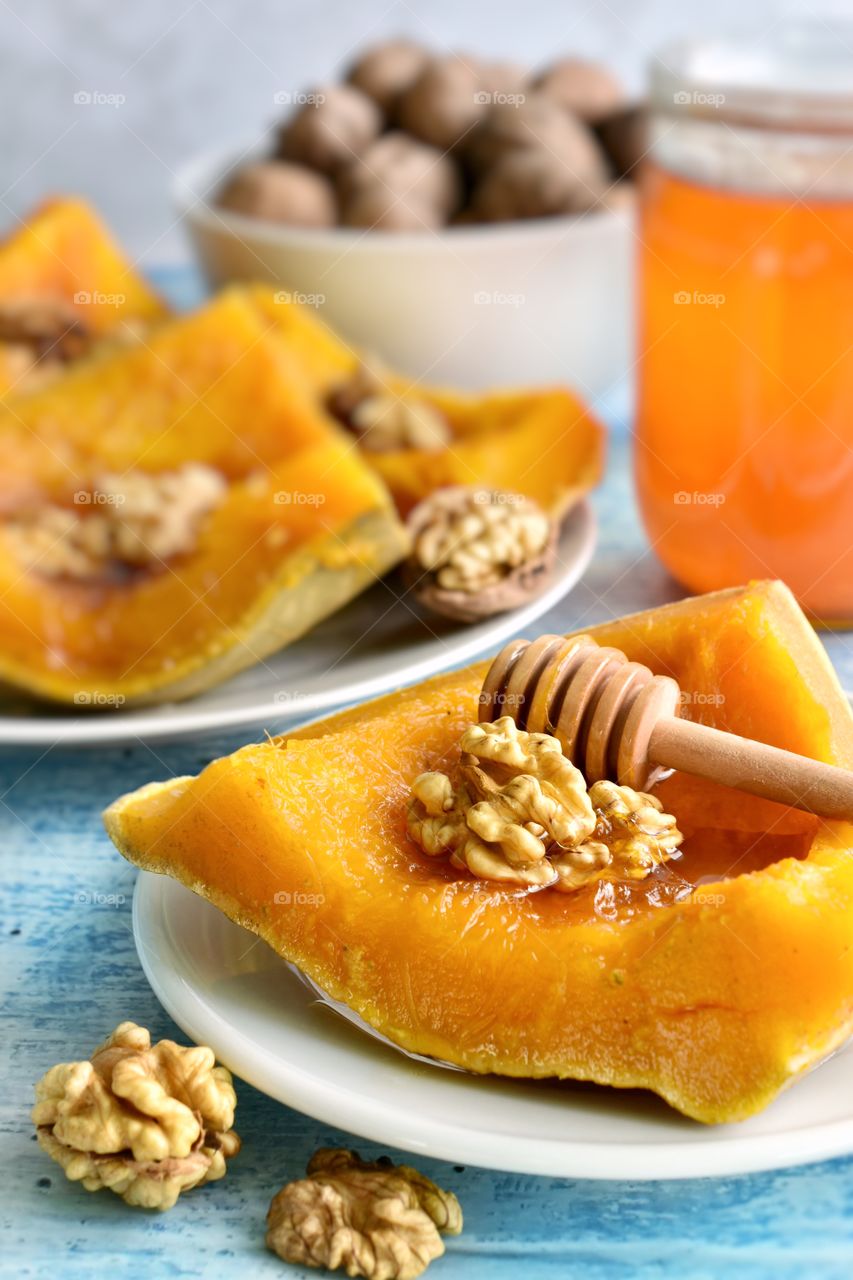 Cooked pumpkin with honey and walnuts 